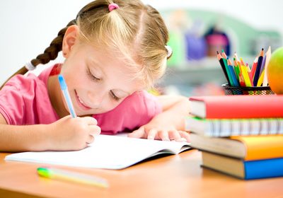 Composés nocifs dans les fournitures scolaires : Les parents démunis pour protéger leurs enfants !